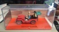 Jeep rojo libro Tintin en el pais oro negro caja azul 1/43